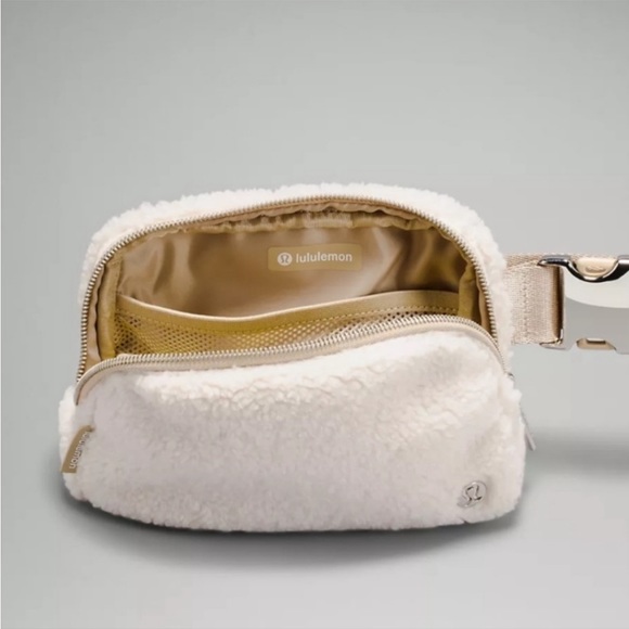 Lululemon Everywhere Belt Bag 1L *Fleece* - Picture 4 of 5